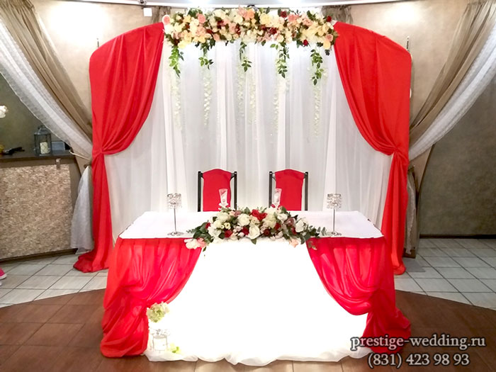 Оформление свадебного зала в алом цвете