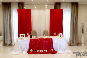 Оформление свадьбы в красном цвете в ресторане "Камелот"