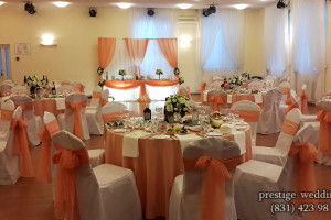 Оформление свадебного зала персиковым цветом