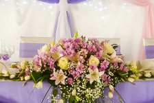 Оформление стола молодоженов розовым и фиолетовым цветом