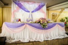 Оформление стола молодоженов розовым и фиолетовым цветом