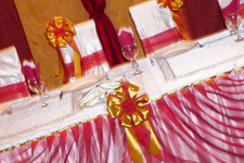 Оформление стола молодоженов красным и золотым цветами
